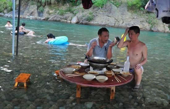 天气太热了,得这样吃饭-ZOL笑话频道